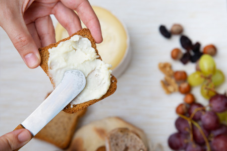 Больше долго ждать не придется: как быстро приготовить крем-сыр, не замораживая пакет кефира