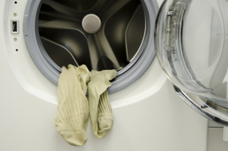 Всегда кладу чистый носок в стиралку: вот зачем я это делаю — лайфхак за 2 минуты гарантирует абсолютную свежесть в ванной