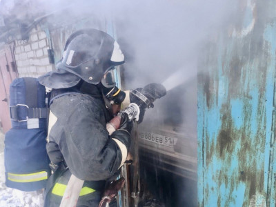 Повреждены помещения и техника: в Мончегорске загорелись два гаража