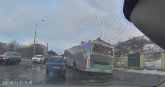Маршрутный автобус провалился в яму в Мурманске