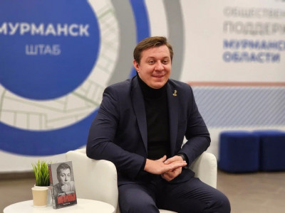 Мурманчане посетили вечер поэзии с Дмитрием Кравченко в штабе общественной поддержки