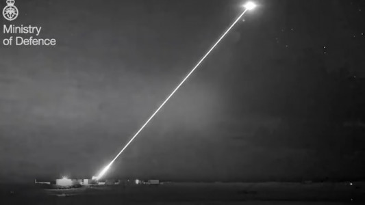 Поражает со скоростью света: Минобороны Британии опубликовало кадры испытания секретного оружия дальнего действия