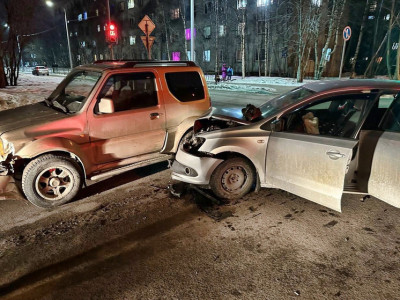 Есть пострадавшие: в Мурманске столкнулись Volkswagen и Suzuki
