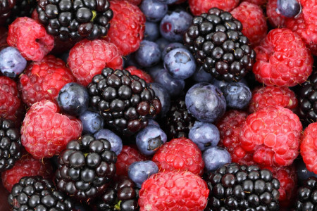 Чтобы снизить давление: врач назвала ягоду, которую важно регулярно есть всем гипертоникам — полезно для сосудов