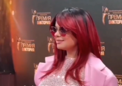 Не похожа на себя: Наташа Королёва надела рыжий парик и розовый костюм на премию «Виктория» — рябит в глазах