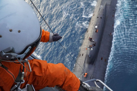 На Северном флоте провели учения по эвакуации пострадавших с подлодки с помощью вертолета