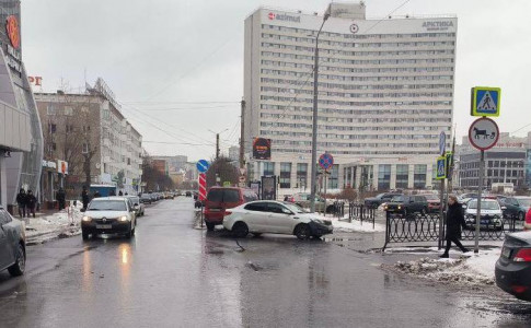 В Мурманске возле торгового центра сбили бабушку