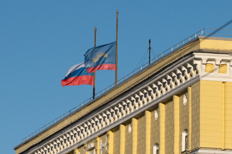На здании правительства Мурманской области приспущены флаги