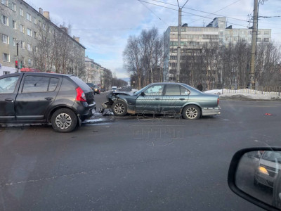 На перекрестке в Мурманске столкнулись Renault и BMW