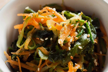 Вместо майонезной закуски: Витаминный салат с морской капустой за 10 минут — лишний вес улетучится