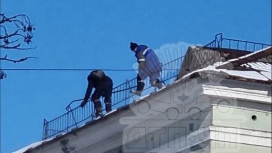 Мурманские руферы-коммунальщики трудятся на крышах домов без страховки