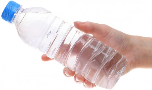 Возьмите пластиковую бутылку и получите здоровый позвоночник: полежите в приятной позе 5 минут в день — так делает врач