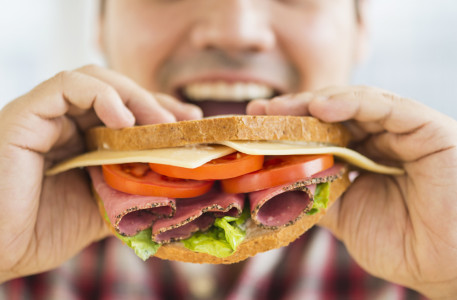 Ешьте хоть каждый день: врач назвал самый простой и полезный бутерброд — и насытит, и холестерин снизит