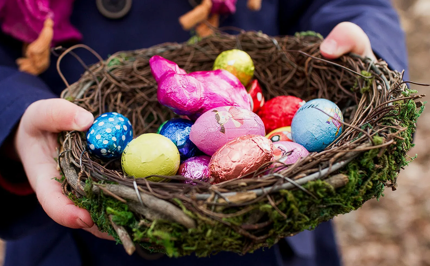 During easter. Пасхальные яйца в гнезде. Яйца в гнезде Пасха. Пасхальные яйца в Британии. Пасхальное гнездо.