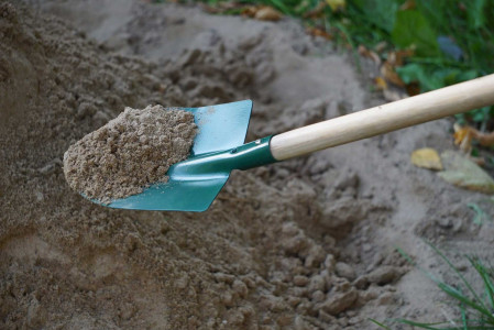 Даже старая лопата станет острее ножа: простой предмет из хозяйства заточит орудие за минуту — а эффект на все лето