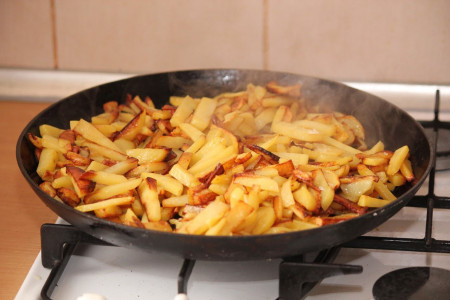 Многие допускают грубую ошибку: Зачем перед жаркой нужно замачивать картофель — блюдо за секунды сметут со стола