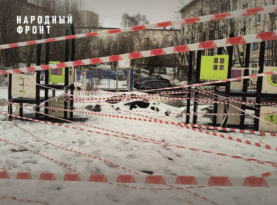 «Муха не пролетит»: детскую площадку в Мурманске обмотали сигнальной лентой
