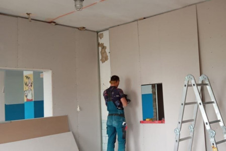 Мурманские строители продолжают ремонтировать школы Приморского района