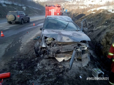 Отечественный автомобиль разлетелся на запчасти после наезда на ограждение в Мурманске