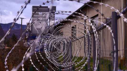 В трех колониях Мурманской области заключенным урезали личное время