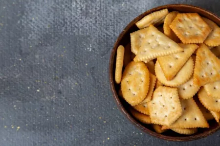 Беру рис, яйцо и воду: готовлю хрустящие домашние крекеры — быстро и вкусно