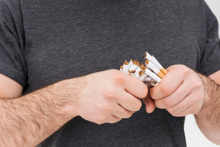 «Не покурю — будет плохо»: нарколог рассказал, что влияет на способность человека бросить курить — важен настрой