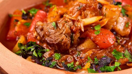 В мясо по-арабски влюбится каждый: 10 минут на подготовку продуктов и отправляем в духовку — вкус и аромат поражают