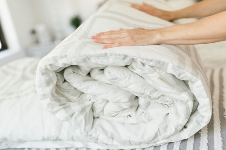Чистоту тяжёлым толстым одеялам возвращаю просто: стираю их без титанических усилий — никаких баснословных затрат на химчистку