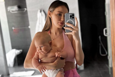 «Тело пугает»: Жена футболиста Тарасова Анастасия Костенко обругала свою фигуру после четвёртых родов и назвала свой вес