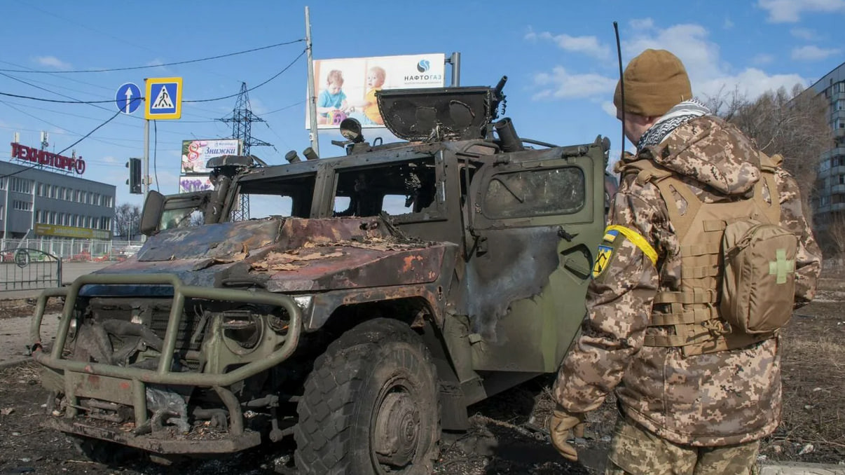 Подорвались на своей же мине: в Сеть попало видео брошенной ВСУ в Волчанске  канадской техники — солдаты угодили в неловкую ситуацию и решили сбежать -  новости Хибины.ru / Новости за май 2024