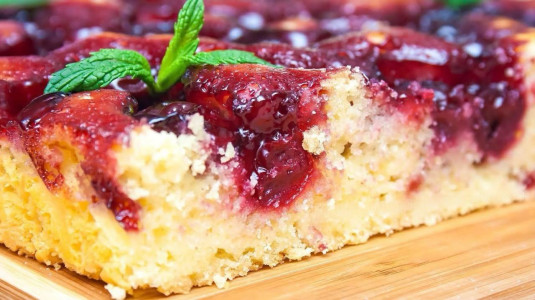 Из кефира и горсти любых замороженных ягод пеку мягкий и нежный пирог: готовится на скорую руку — но затмит любые торты
