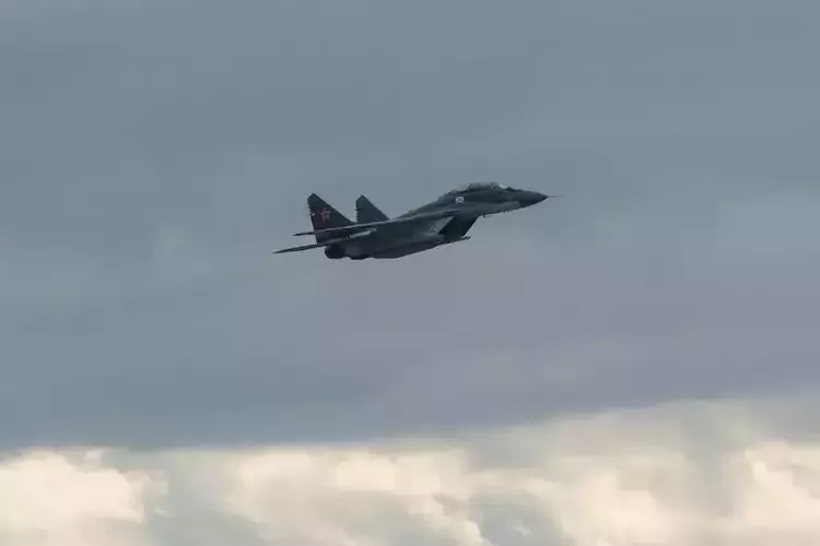 Летчики-истребители Северного флота отработали боевые маневры в небе Мурманской области