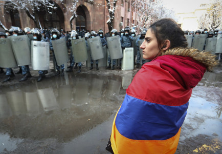 В Армении день неповиновения: с самого утра армяне протестуют против политики Пашиняна — толпа перекрывает дороги и требует отставки премьера