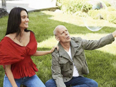 Пускает пузыри: жена голливудского актера Брюса Уиллиса впервые честно показала, как он изменился из-за деменции — поклонники смолкли, нет слов