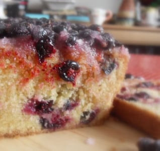 Беру замороженные ягоды и готовлю простой пирог-перевёртыш: домашние просят его каждый день — съедается в один момент
