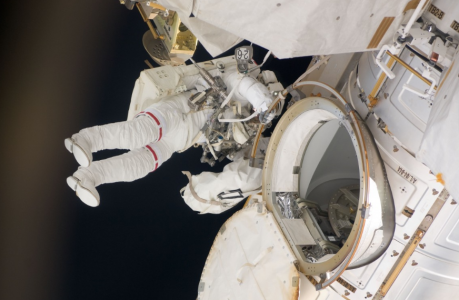 На МКС сломалась система переработки мочи в питьевую воду, космонавты собирали отходы в мешки — как решили аномальную ситуацию