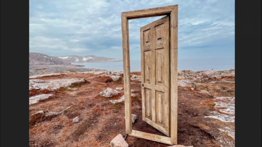 «Ворота в Арктику»: в Териберке установили новый арт-объект