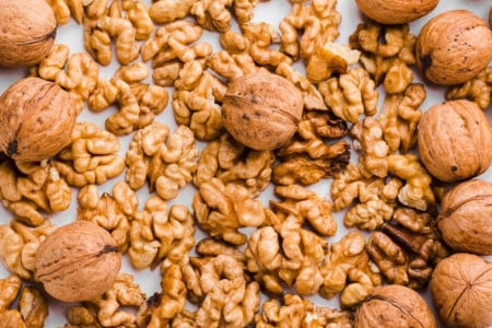 Не только кладезь витаминов: хитроумная манипуляция с грецким орехом — решите серьезную проблему в быту