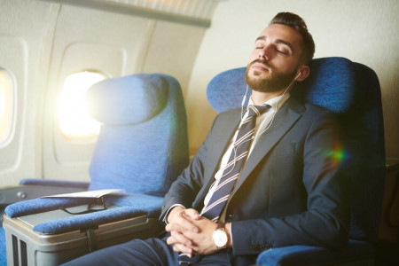 Смертельно опасно: учёные предупредили, что употребление алкоголя во время полёта в самолете может убить
