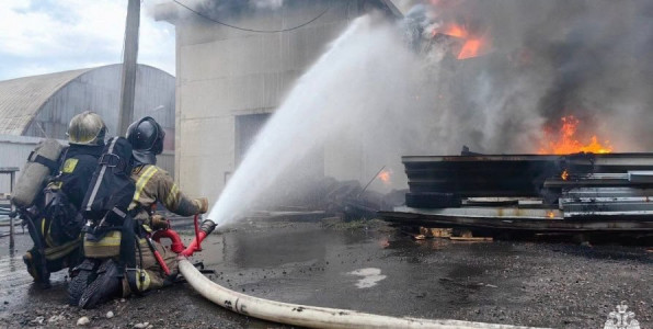Пожарные почти шесть часов тушили бывшие склады «Евророса» в Мурманске