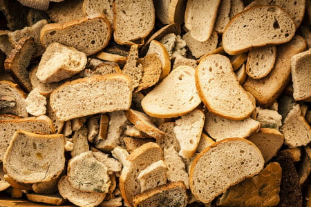 Сухой хлеб не выбрасываю — Просто бросаю его на сковороду: Получаю невероятную вкусняшку, домашние едят горами