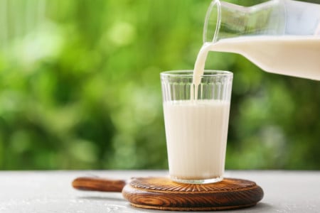 Каждый выходной добавляю марганцовку в молоко: Не поверите, зачем так делаю — результат может неприятно шокировать