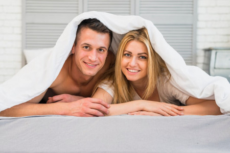 Не спите с супругом под одним одеялом: Чем может аукнуться совместный сон, рассказал эксперт