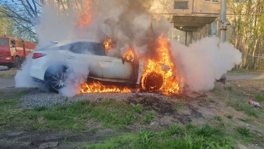 Во дворе дома в Мурманске загорелась машина