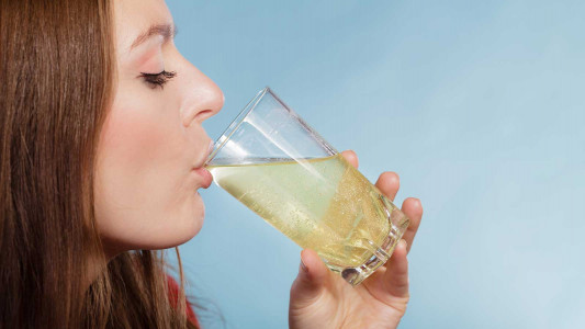 Убивает раковые клетки в кишечнике и во рту: 1 ложка на стакан воды — врач назвала невкусный, но крайне полезный напиток