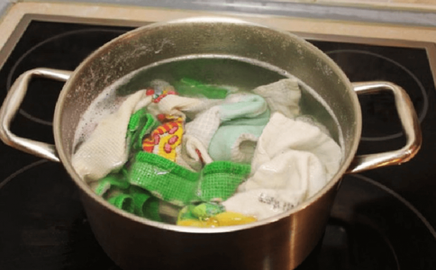 Жирные кухонные полотенца стираю только так: Сыплю это в кипяток — никакая не горчица