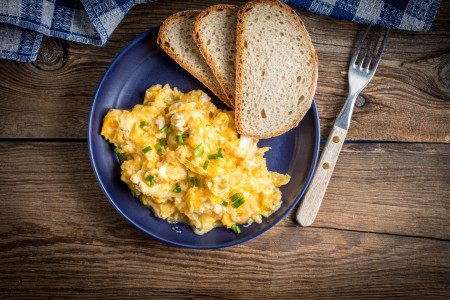 Идеальный завтрак для всей семьи: беру яйца, сыр и готовлю скрэмбл — стоит попробовать