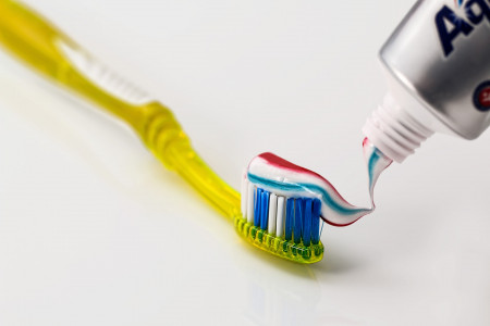 Растворяют «даже керамику»: россиянам объяснили, какую зубную пасту нельзя покупать — совет дал врач-стоматолог Антипенко