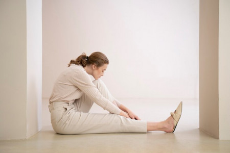 Вращаем, тянем, растягиваем: врач рассказал, как снять усталость с ног после долгих прогулок — 3 эффективных упражнения