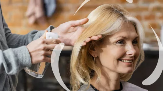 Вместо пластики: трендовая летняя стрижка для женщин за 50 — скроет нечеткий овал и подарит объем даже «трем волосинкам»